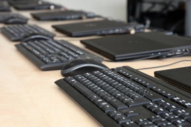 Bilgisayar, klavye, fare ve dizüstü bilgisayarda öğretme alanı