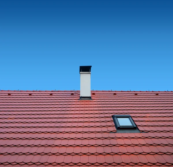 Крыша с керамической плиткой — стоковое фото