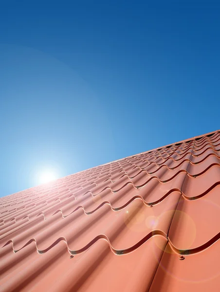 Новая крыша из листового металла — стоковое фото