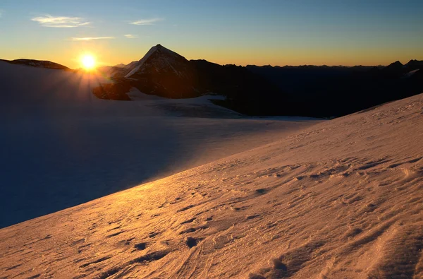 Nascer do sol nas montanhas — Fotografia de Stock