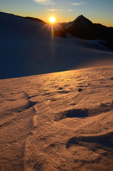 Lever de soleil dans les montagnes — Photo