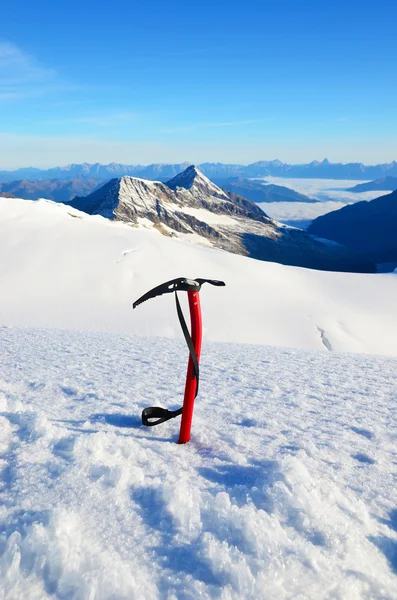 Hacha de hielo en la nieve —  Fotos de Stock