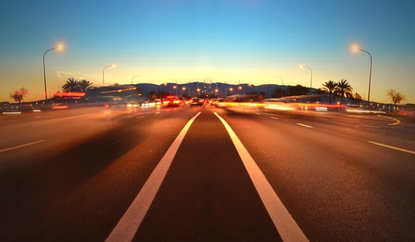 晚上交通的道路上 — 图库照片