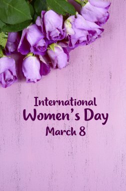 Pembe gül pembe ahşap arka plan, dikey, metniniz için kopya alanı ile üzerinde.