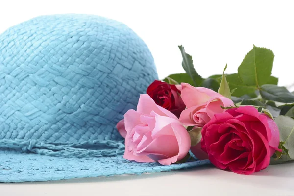 Ladies sun hat and roses — Stock Photo, Image