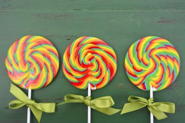 St Patricks Günü gökkuşağı lolipop