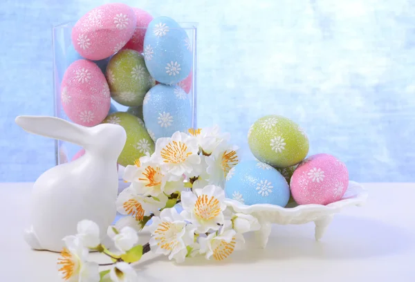 Uova di Pasqua pastello e decorazione coniglietto . — Foto Stock