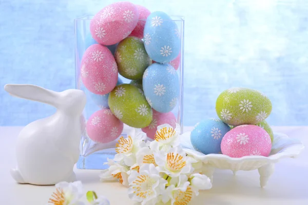Пасхальные пастельные яйца и кроличьи украшения . — стоковое фото
