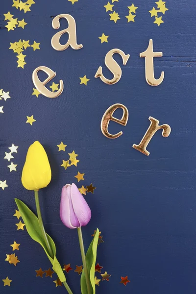 Gold Ostern Buchstaben auf Holz Hintergrund. — Stockfoto