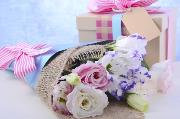 Moeders dag bloemen en cadeau — Stockfoto