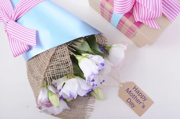 Moeders dag bloemen en cadeau — Stockfoto