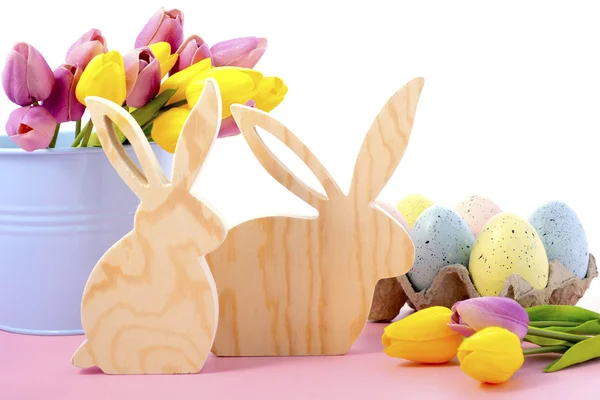Feliz Pascua conejitos de madera — Foto de Stock