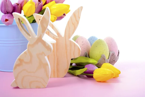 Feliz Pascua conejitos de madera — Foto de Stock