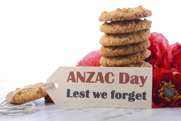 Galletas tradicionales ANZAC con amapolas — Foto de Stock