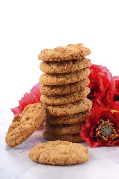 Biscoitos ANZAC tradicionais com papoilas — Fotografia de Stock