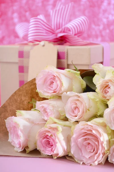 Festa della mamma regalo e fiori . — Foto Stock