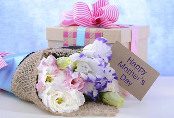 Mothers Day Flowers and Gift — Stock Photo, Image