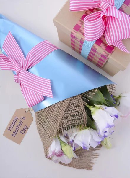 Moeders dag bloemen en cadeau — Stockfoto