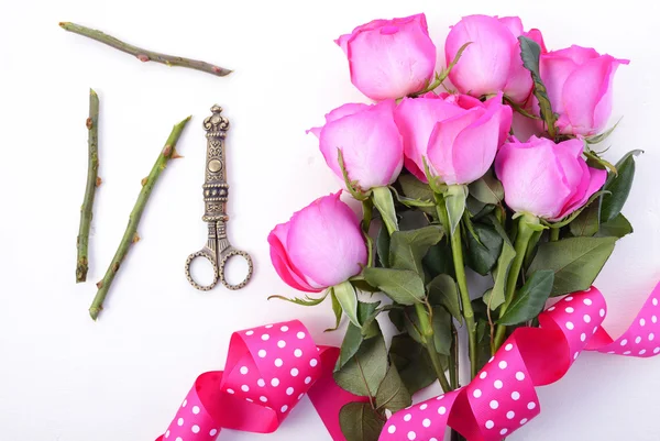 Trimming bouquet of pink roses — Stock Photo, Image