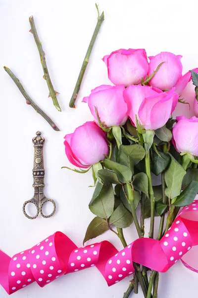 Trimming bouquet of pink roses — Stock Photo, Image