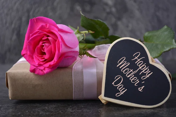 Mothers Day gift with pink rose. — Stock Photo, Image