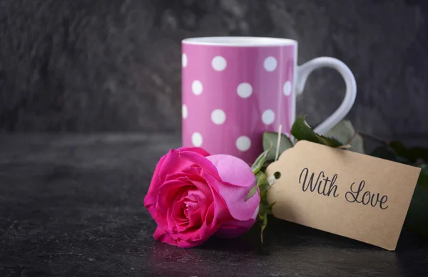 Matek dzień kawa kubek z rose różowy. — Zdjęcie stockowe