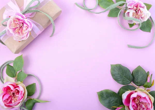 Fondo femenino con rosas de regalo y seda — Foto de Stock