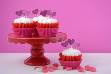 Kalp şekli toppers ile pembe ve beyaz cupcakes. 