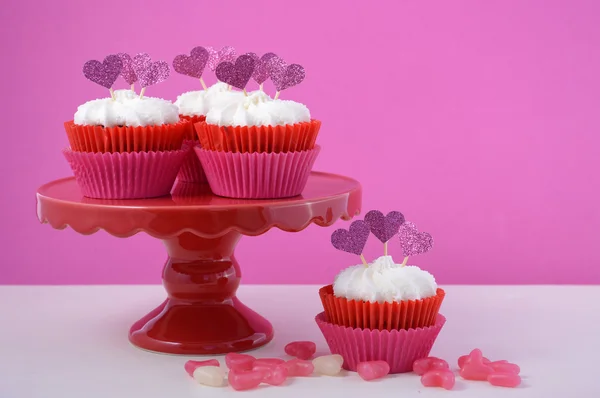 Cupcakes cor-de-rosa e branco com toppers forma de coração . — Fotografia de Stock