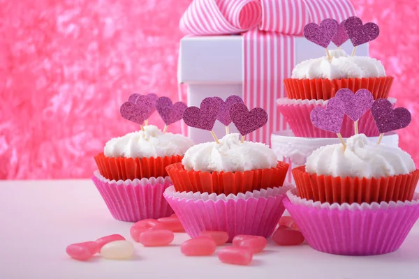 Cupcakes cor-de-rosa e branco com toppers forma de coração . — Fotografia de Stock