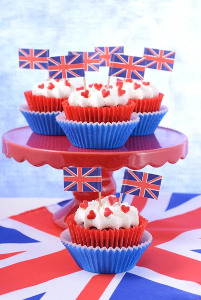 Cupcakes de fête avec des drapeaux britanniques — Photo