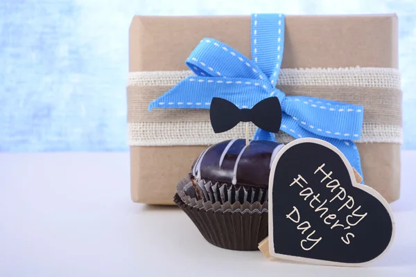 Fathers Day cupcake gift. — Stock Photo, Image