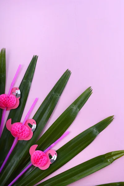 Sommerzeit Thema Hintergrund auf rosa Holz. — Stockfoto