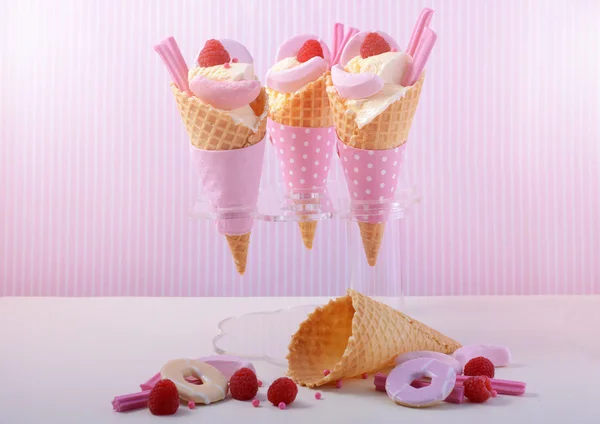 Różowy słodycze lody w szyszki. — Zdjęcie stockowe