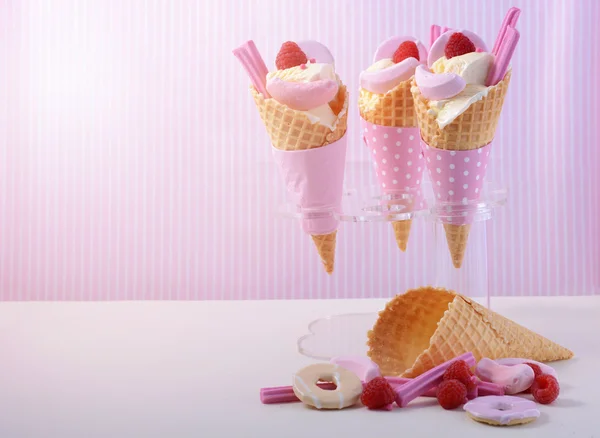 Gelati di caramelle rosa nei coni . — Foto Stock