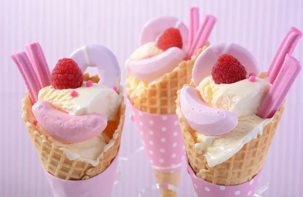 Crèmes glacées aux bonbons roses dans des cônes . — Photo