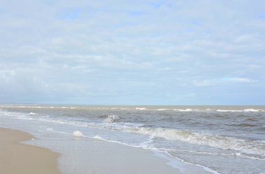 Yumuşak renklerde plaj manzarası. 