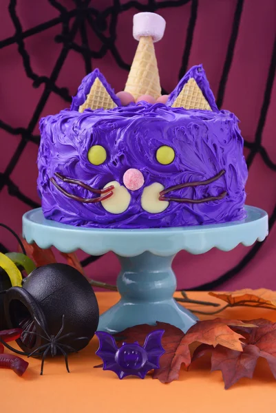Fiesta de Halloween pastel de gato púrpura —  Fotos de Stock