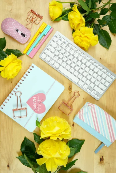 Moderne feminine Desktop Home Office Workspace Blog Held Header flache Lage. — Stockfoto