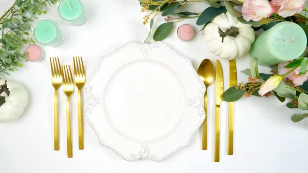 Happy Thanksgiving table setting with modern white pumpkins centerpiece. — Stock Photo, Image