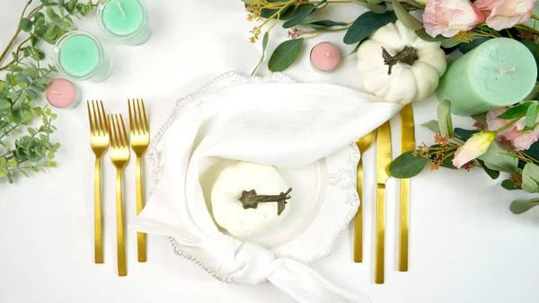 Feliz ajuste de mesa de Acción de Gracias con moderna pieza central de calabazas blancas. — Foto de Stock