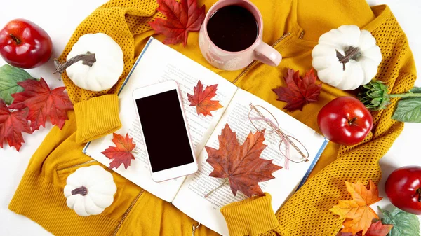 Outono Outono Outono Ação de Graças hygge flatlay com suéter, lendo óculos e livro. — Fotografia de Stock