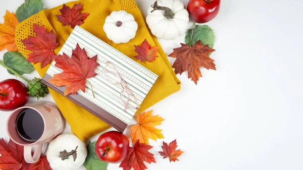 Podzimní podzim Podzimní hygge flatlay se svetrem, brýlemi na čtení a knihou. — Stock fotografie