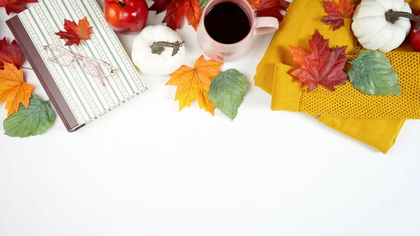 가을 추수감사절 축하지는 스웨터를 입고 안경을 읽고 책을 읽으며 납작하게 눕혀 진다. — 스톡 사진