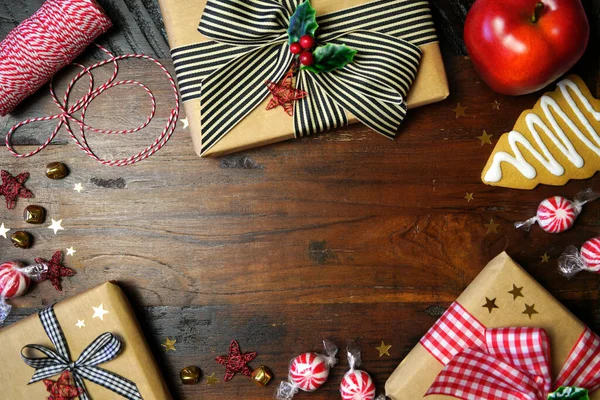 Weihnachten Farmhouse Stil rot und schwarz Buffalo Plaid kariertes Band Geschenke. — Stockfoto