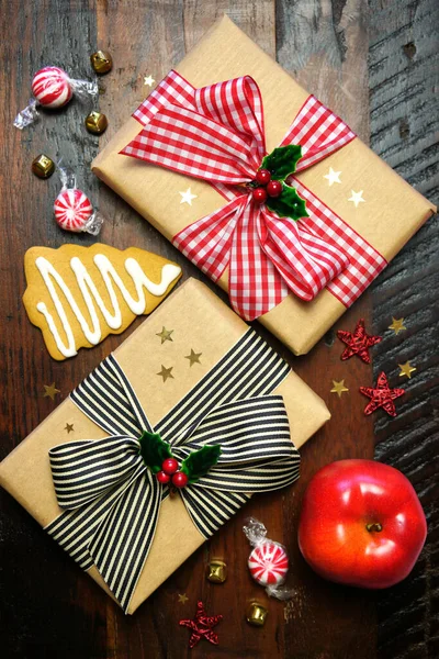 Kerstmis boerderij stijl rood en zwart Buffalo Plaid cheque lint geschenken. — Stockfoto