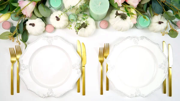 Feliz ajuste de mesa de Acción de Gracias con moderna pieza central de calabazas blancas. —  Fotos de Stock