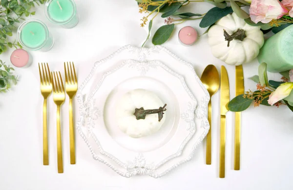 Feliz ajuste de mesa de Acción de Gracias con moderna pieza central de calabazas blancas. —  Fotos de Stock