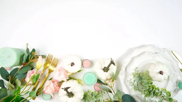 Happy Thanksgiving tafel decor met moderne witte pompoenen middenstuk. — Stockfoto