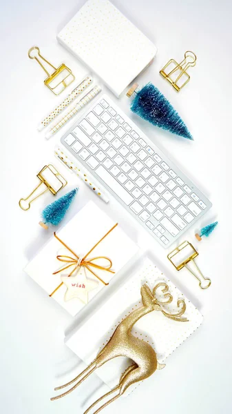 Weihnachten Einkaufen Modern Gold und White Desktop Blog Header Overhead flach legen. — Stockfoto